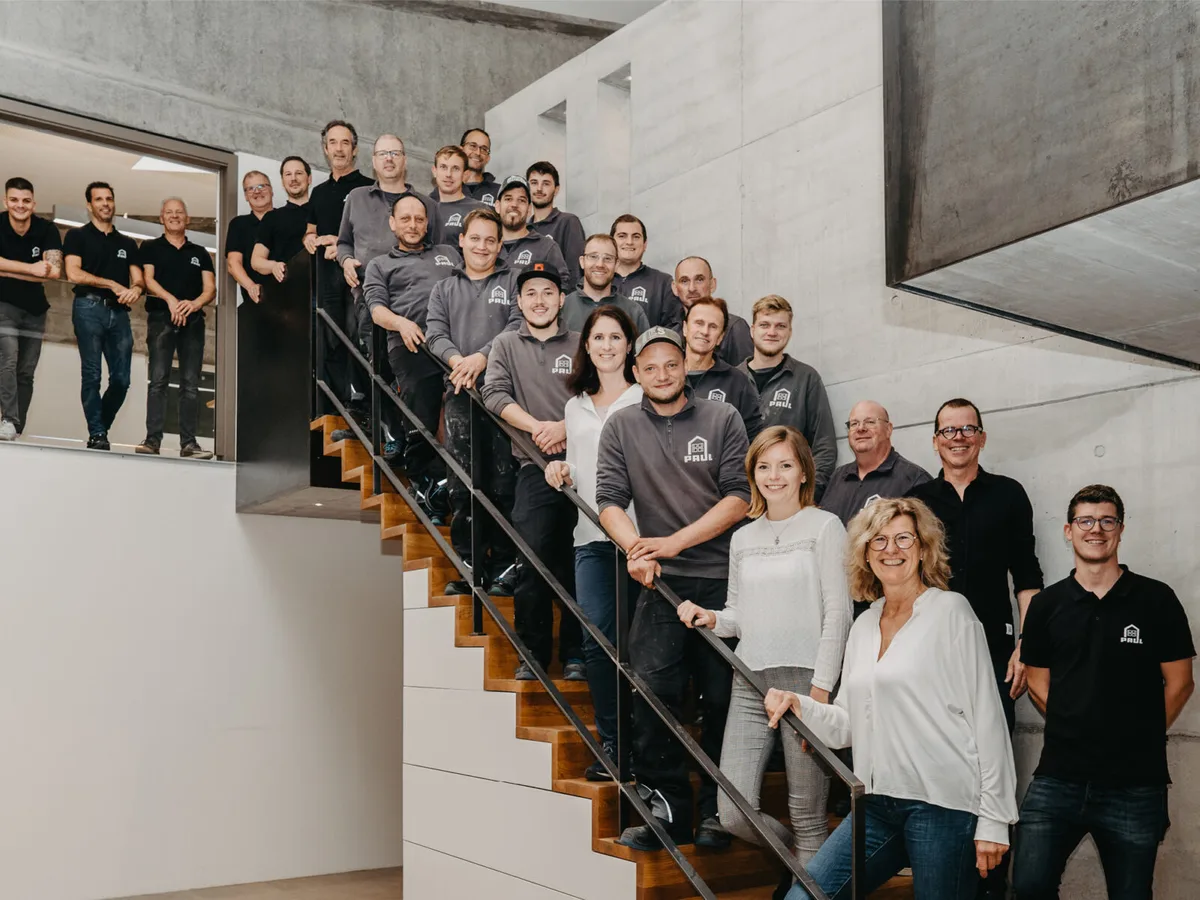 Team der Leonhard Paul GmbH im Firmengebäude in Freiburg
