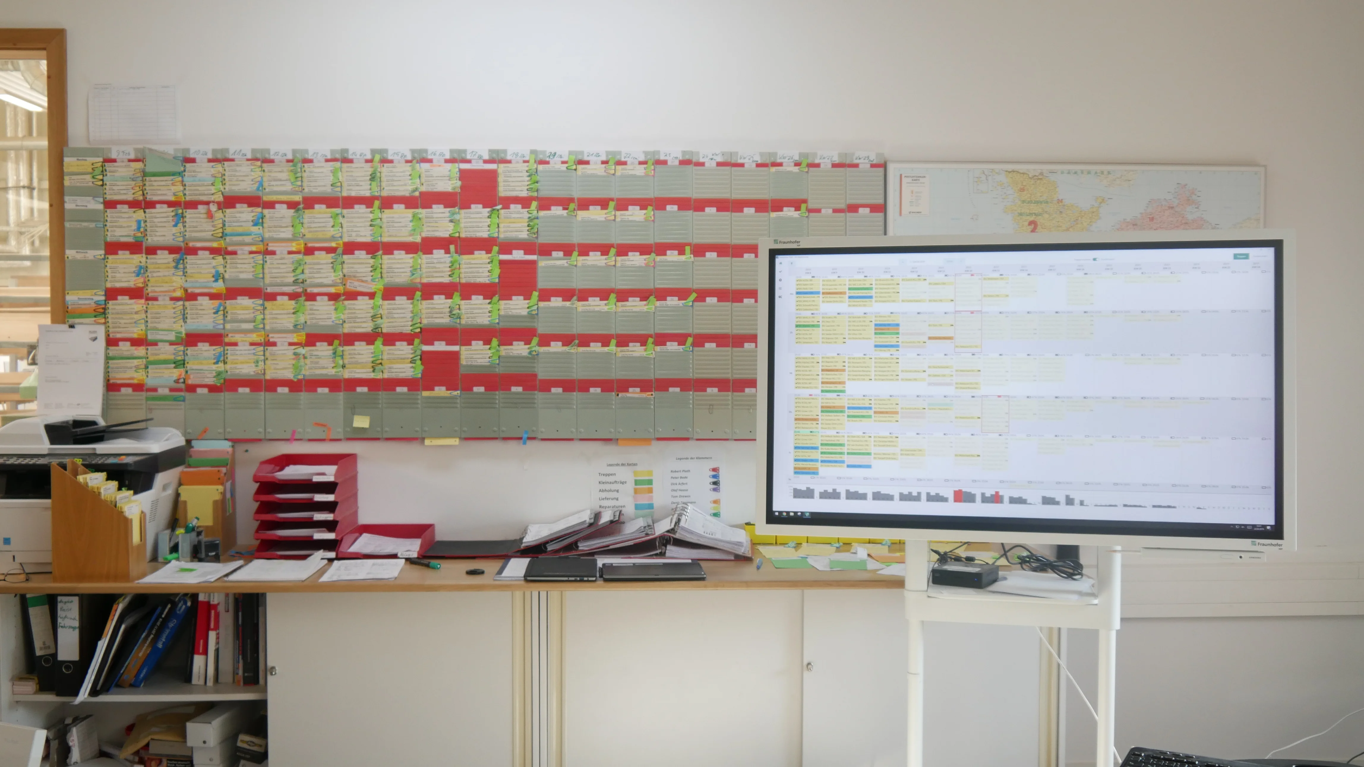 Analoge Montagetafel mit Steckkärtchen bei Treppenbau Plath