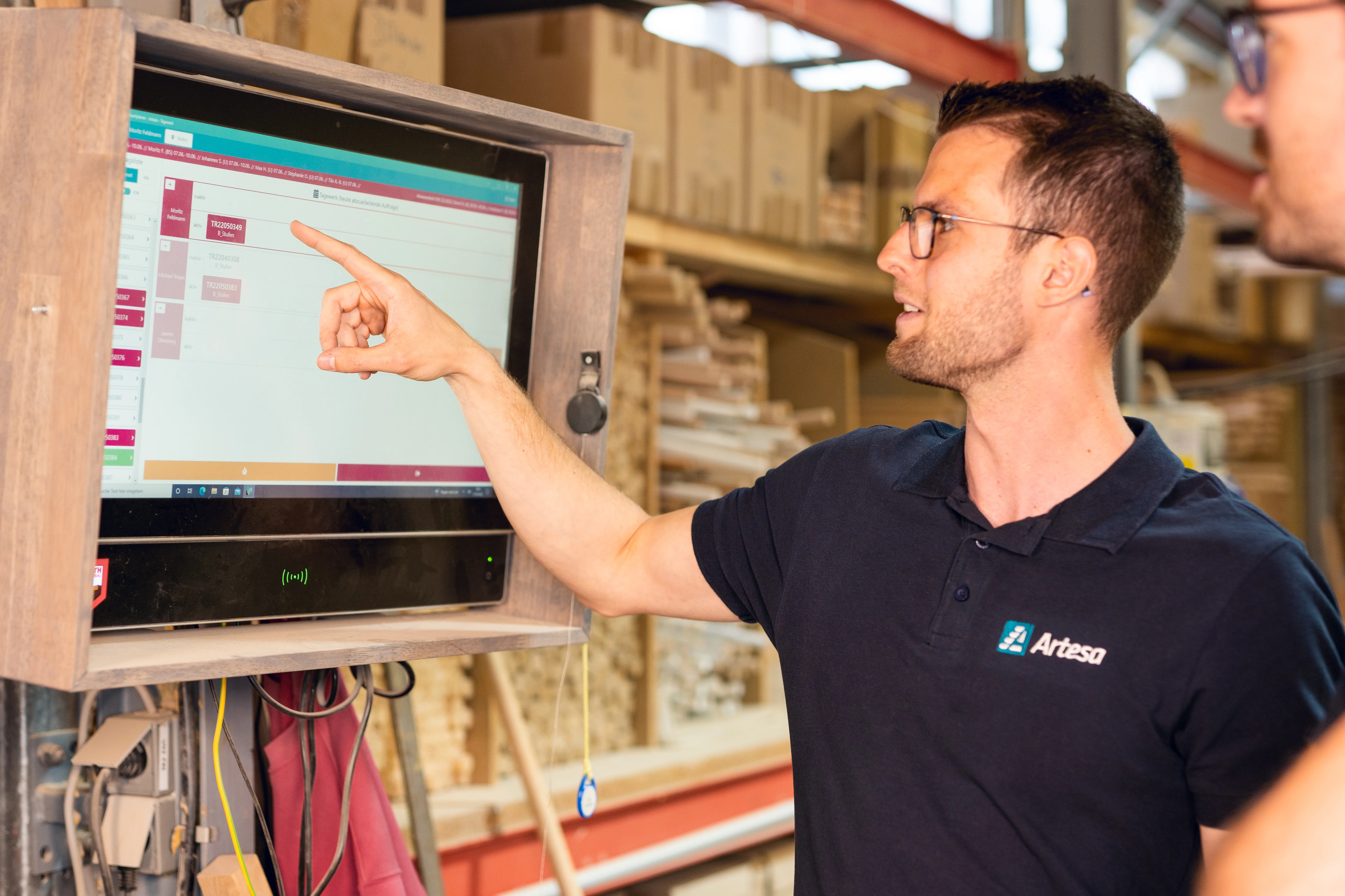 Werkstatt bei Treppenbau Plath mit Terminal-PCs an den Arbeitsplätzen